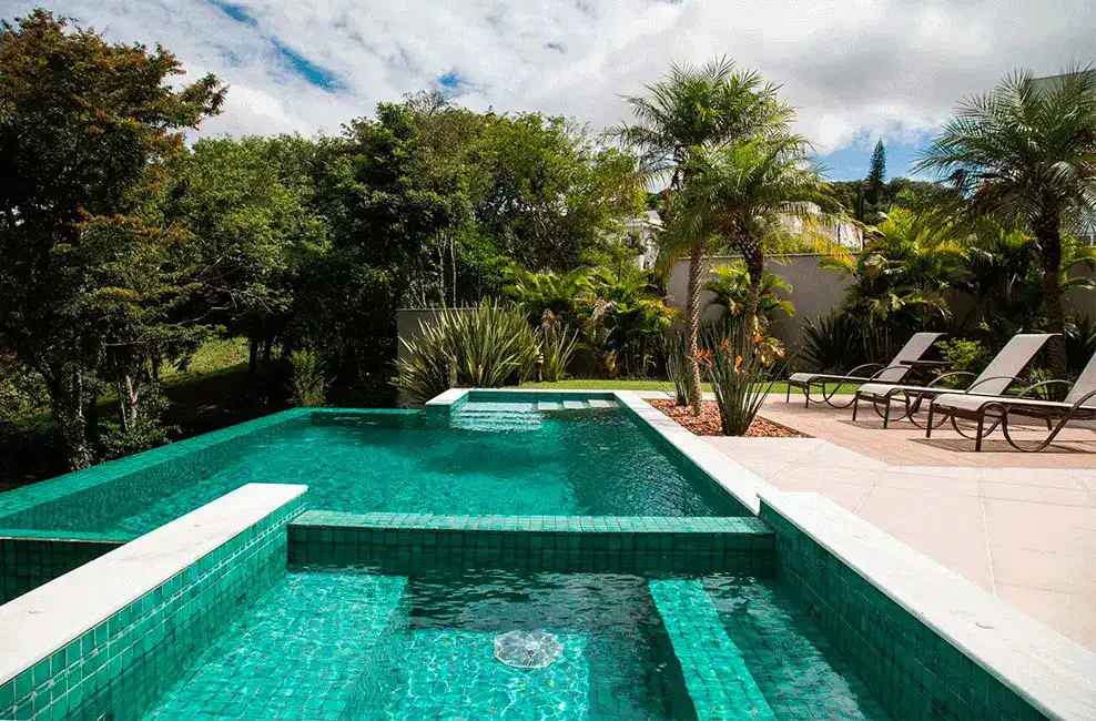 piscina com spa de concreto integrado