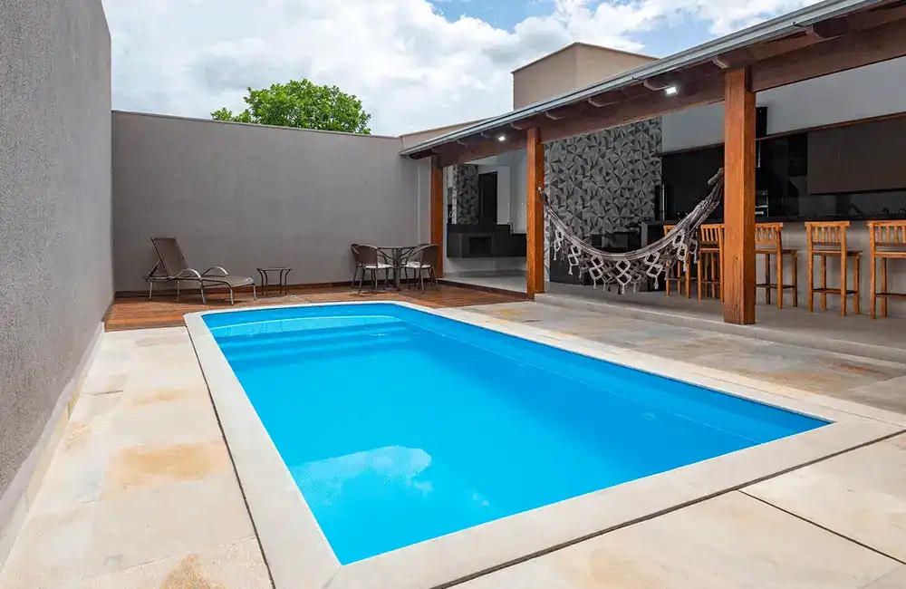 piscina retangular na area com pergolado
