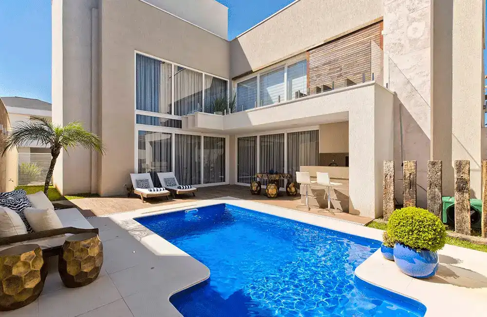 piscina em casa moderna