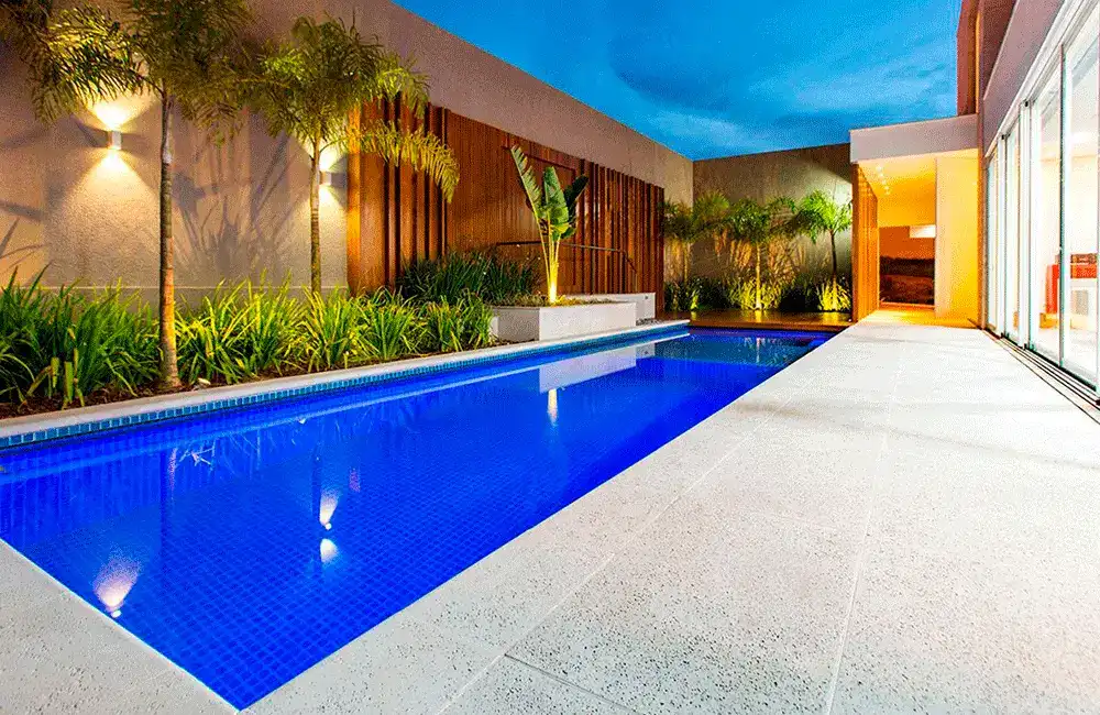 piscina retangular com iluminação