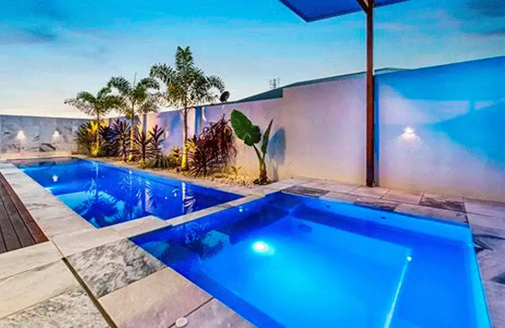 piscina com hidro e parede vazada com spa