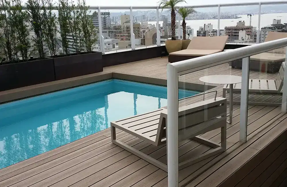 area de lazer no terraço com piscina e deck plástico