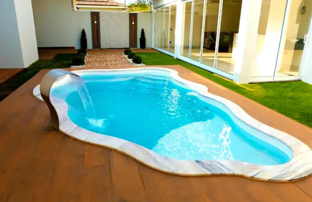 piscina de fibra na area de lazer pequena 