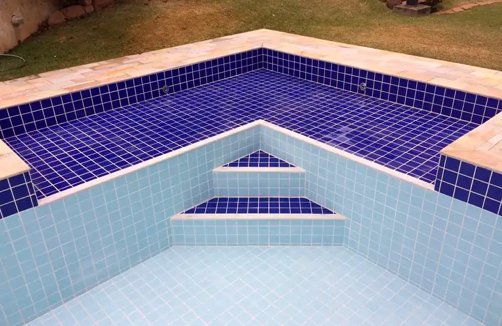 piscina com azulejos personalizados e diferenciados