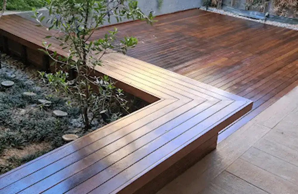 bancos de madeira feito de decks