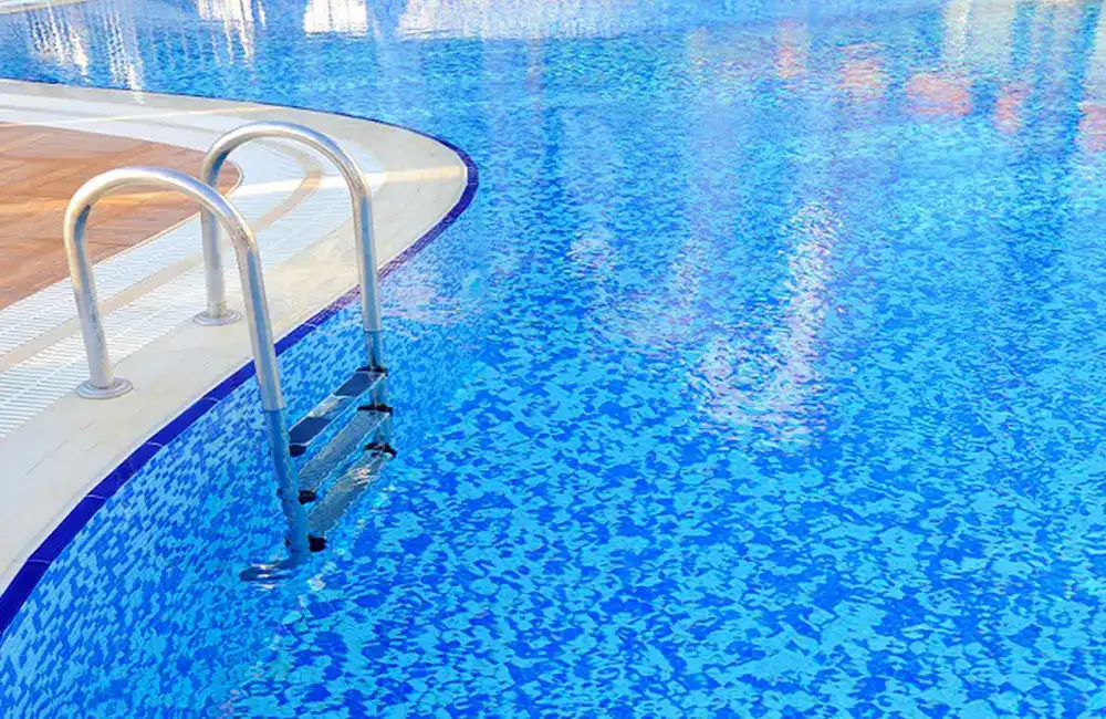 piscina limpa e bordas lavada