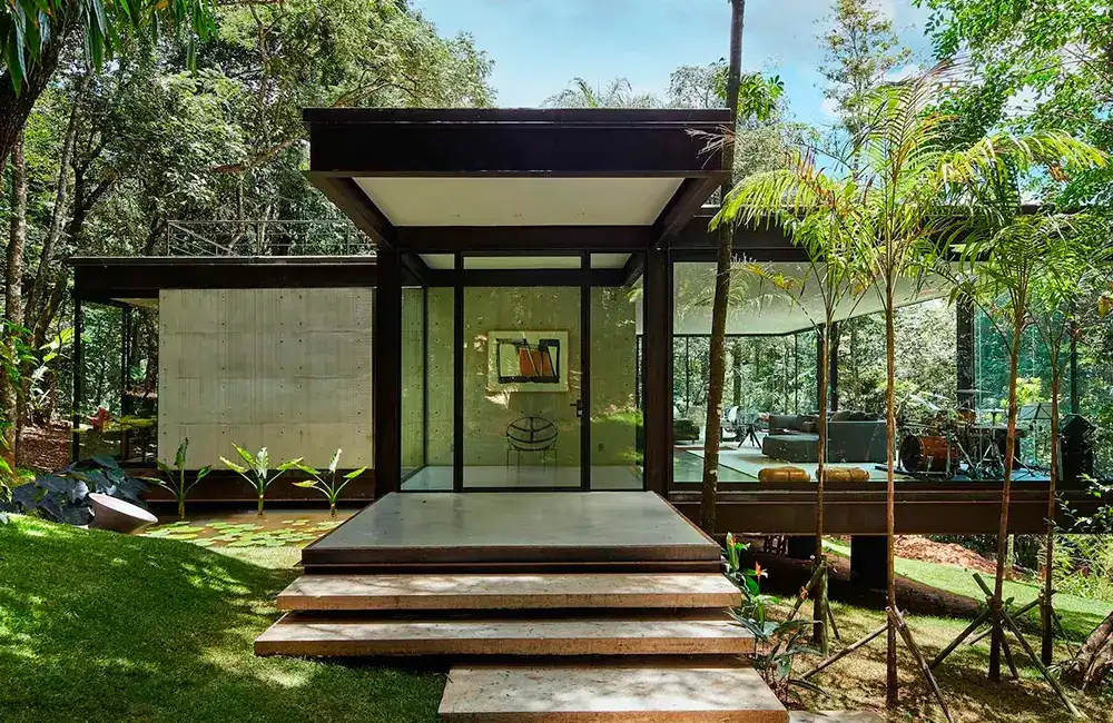 casa de vidro com bastante plantas para uma vista deslumbrante