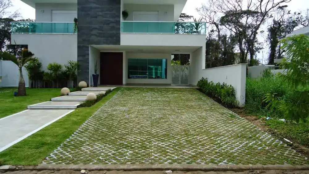 garagem com pisograma