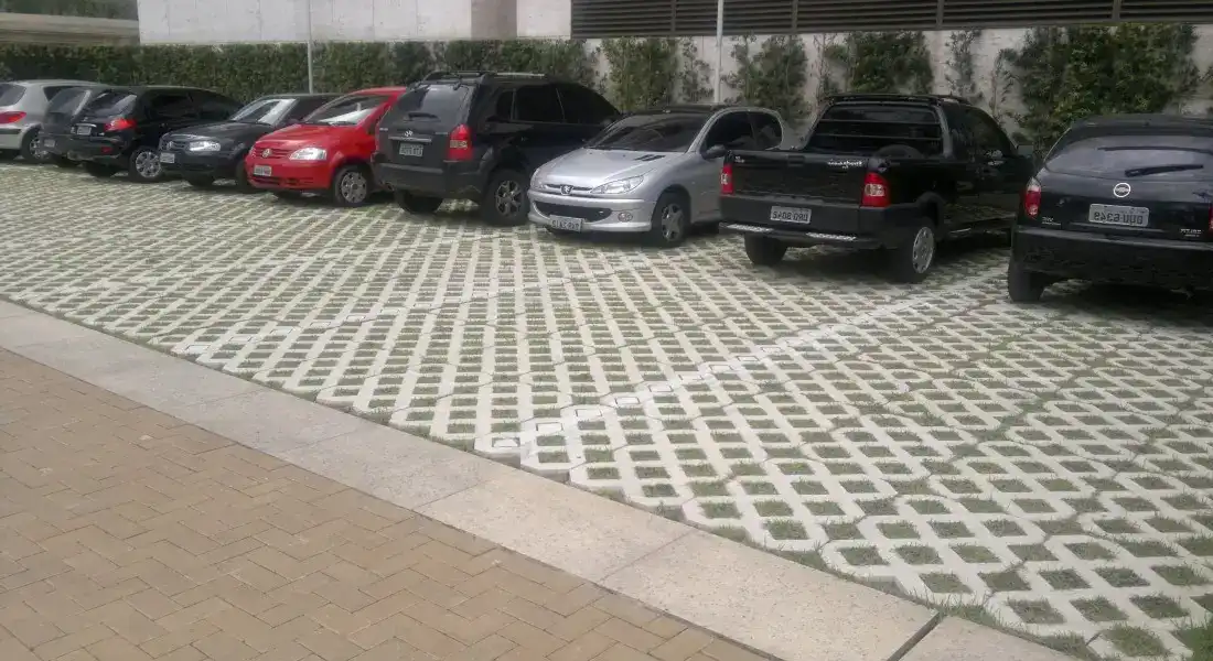 carros e moto em cima do concregrama