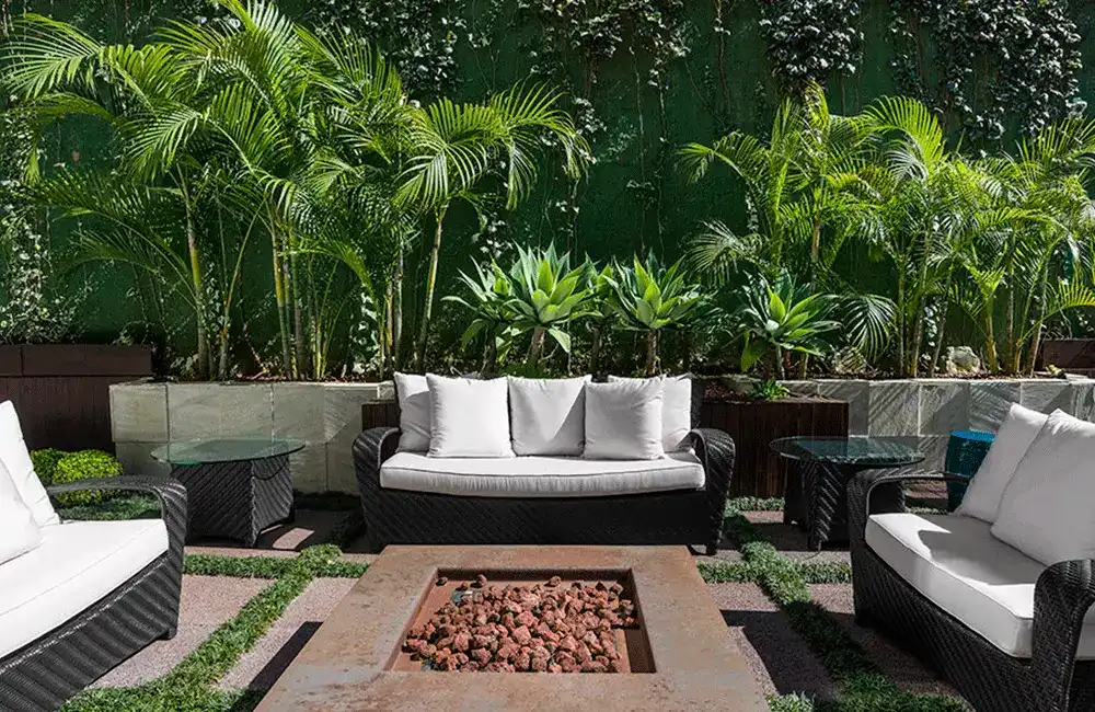 um jardim encantado com espaço fogueira para momentos únicos