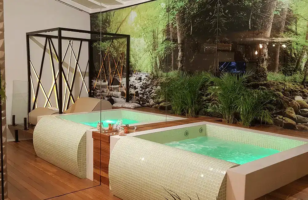 bahieras de hidromassagem na area de lazer pequena com espelhos 