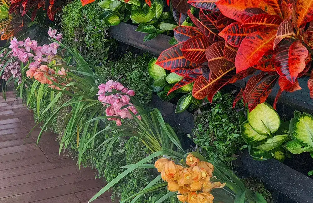 jardim vertical com flores vermelhas