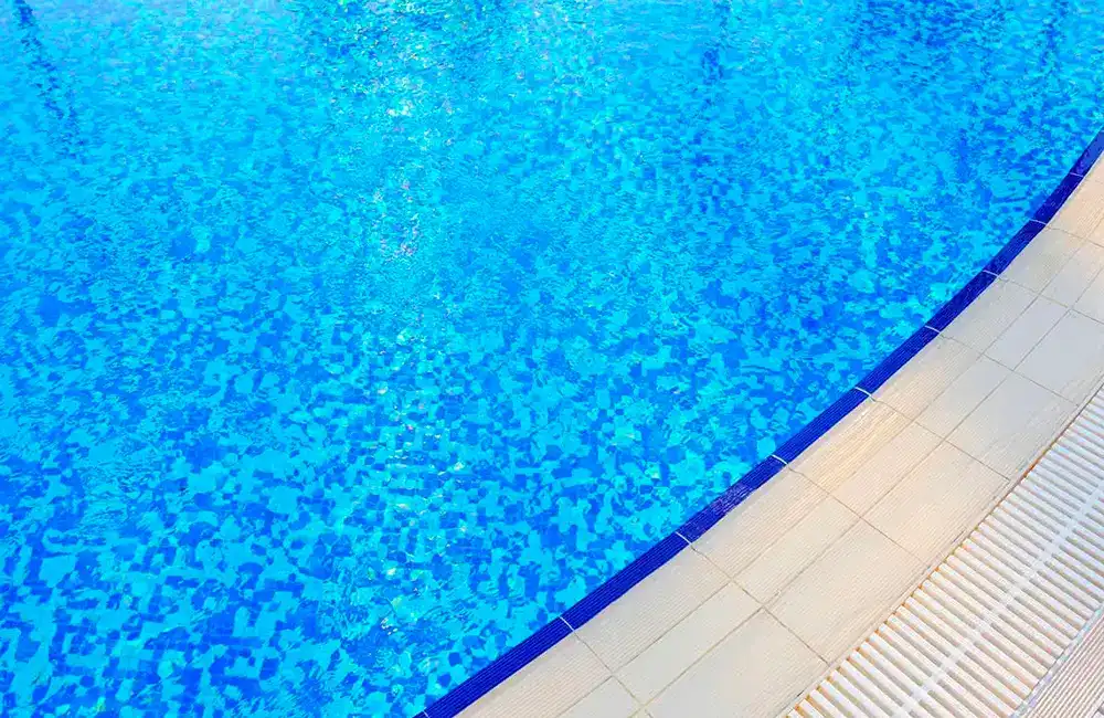 limpeza das bordas de piscina