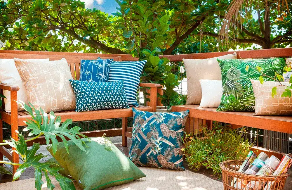 chaerme e elegancia com almofadas coloridas na decoração