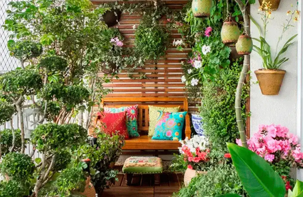 toque rustico com madeirta e muitas plantas 