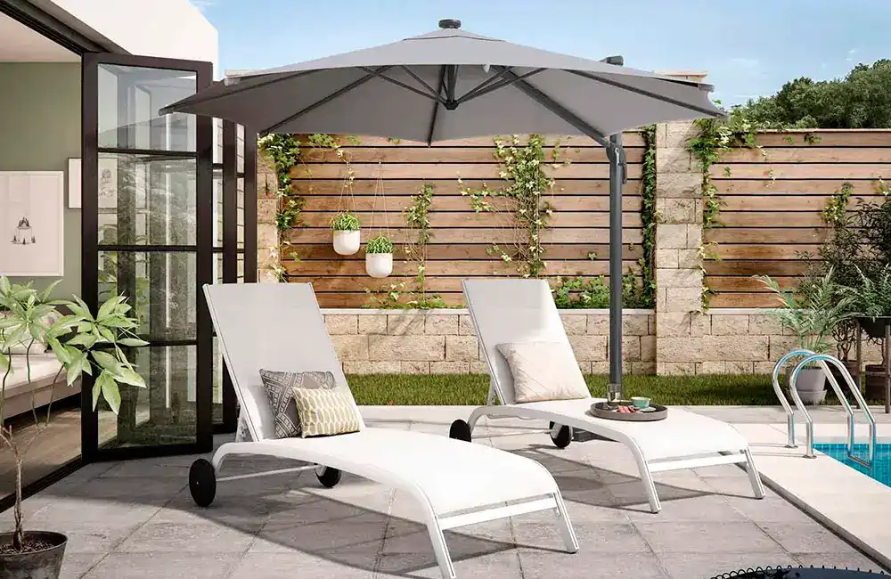 ombrelones para um conforto e parede decorada com espreguiçadeiras