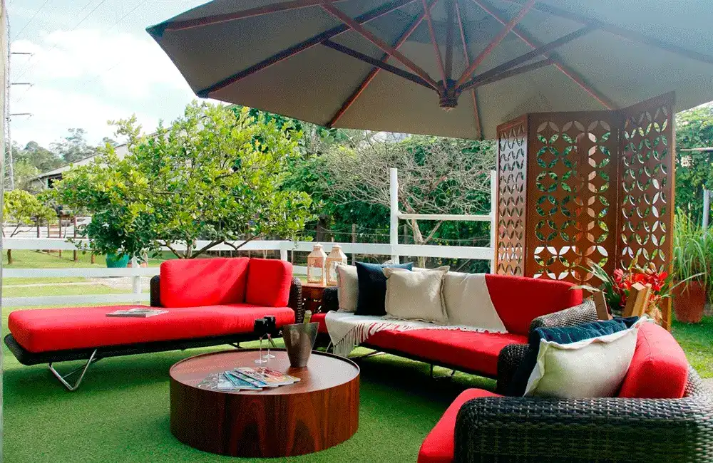 estampas coloridas na decoração da area de lazer 