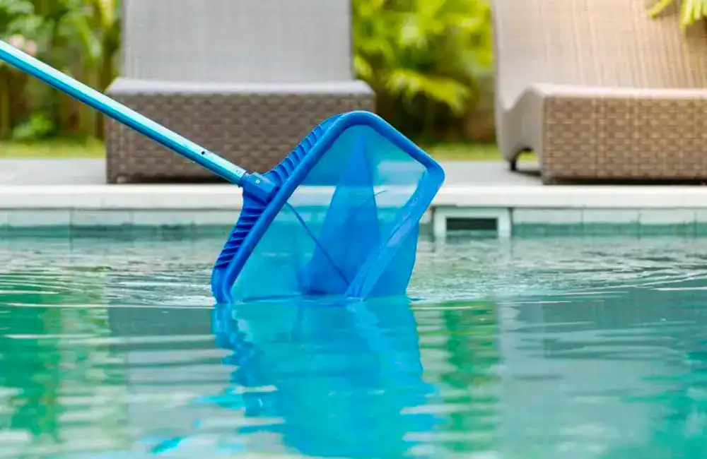 peneirando sujeiras da superficie da piscina