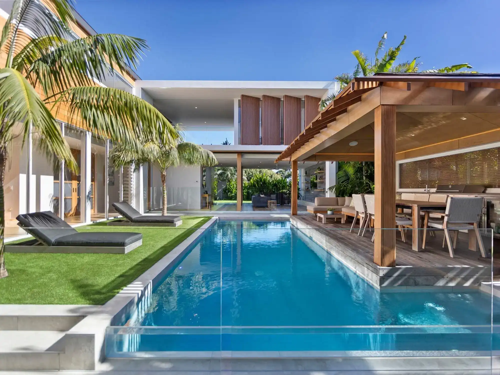 6 Modelos de Porcelanato para Piscina: Dicas e Ideias +30 fotos 73 elegancia na piscina de vidro com porcelanato na borda