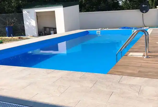 6 Modelos de Porcelanato para Piscina: Dicas e Ideias +30 fotos 83 piso branco com deck de madeira em destaque em volta da piscina