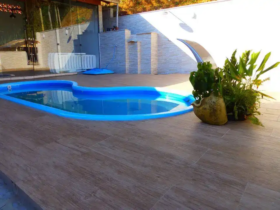 6 Modelos de Porcelanato para Piscina: Dicas e Ideias +30 fotos 81 piso amadeirado em volta da piscina de fibra
