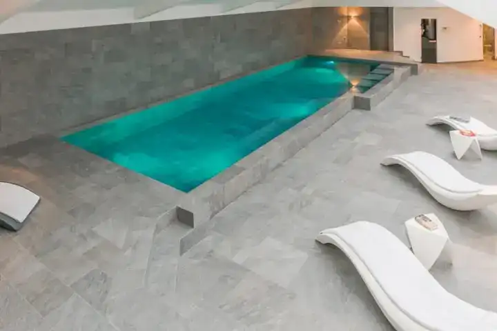 6 Modelos de Porcelanato para Piscina: Dicas e Ideias +30 fotos 75 piso cinza para piscina