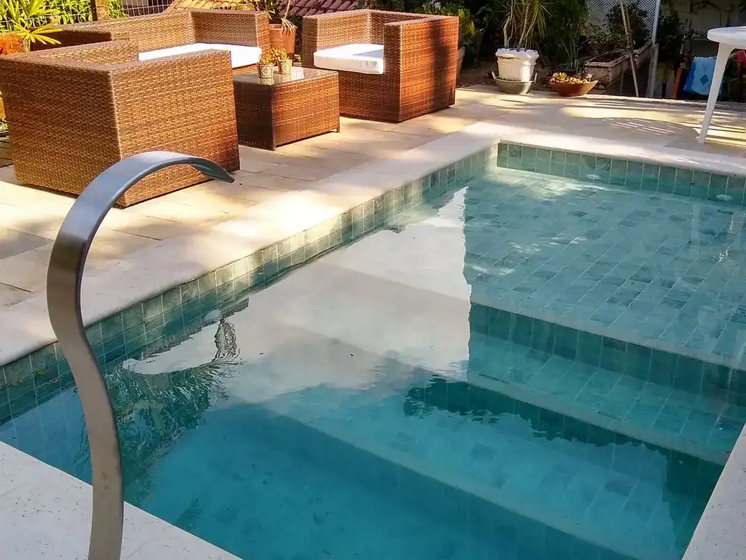 6 Modelos de Porcelanato para Piscina: Dicas e Ideias +30 fotos 67 porcelanato em contraste com pastilhas da piscina