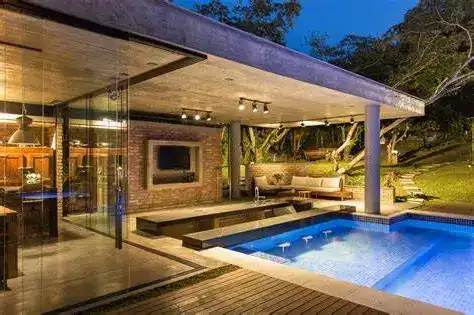 quisque com churrasqueira de tijolinho e piscina