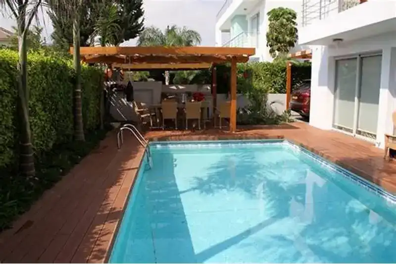 Quiosque Com Churrasqueira: +55 fotos para inspirar seu espaço rústico ou pequeno 131 piscina retangular com quiosque
