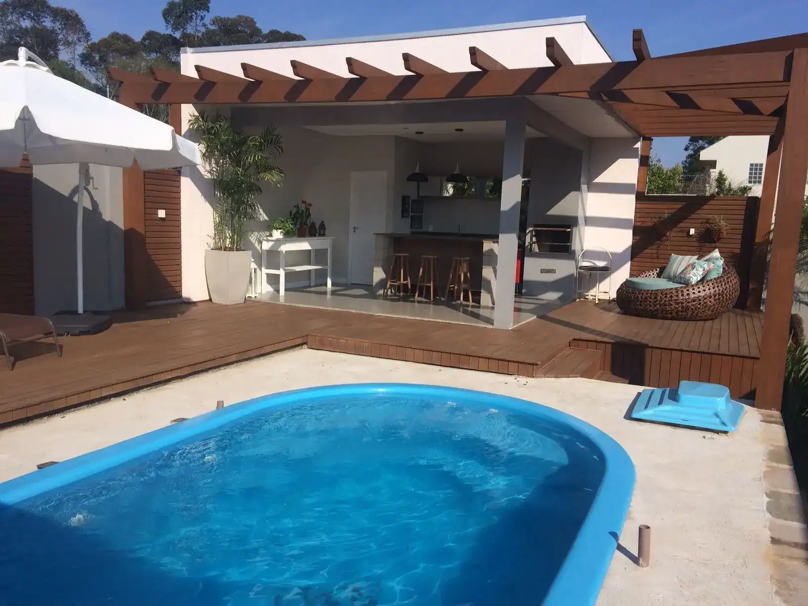 Quiosque Com Churrasqueira: +55 fotos para inspirar seu espaço rústico ou pequeno 130 piscina de fibra com quiosque