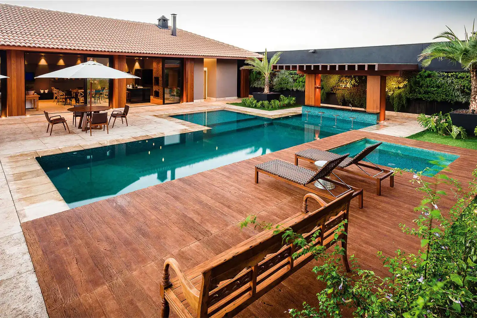 Quiosque Com Churrasqueira: +55 fotos para inspirar seu espaço rústico ou pequeno 121 piscina com deck e quisque com churrasqueira