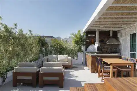 Quiosque Com Churrasqueira: +55 fotos para inspirar seu espaço rústico ou pequeno 128 pergolado branco com móveis para area externa