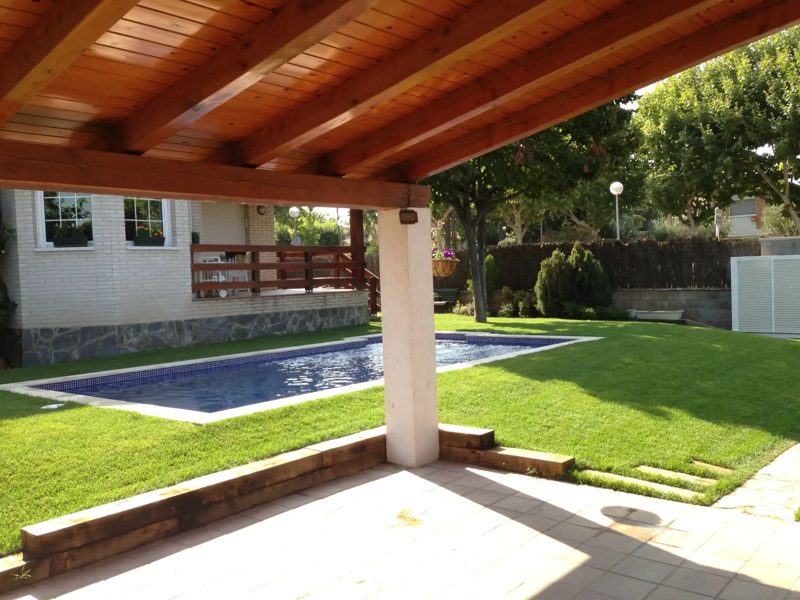 Quiosque Com Churrasqueira: +55 fotos para inspirar seu espaço rústico ou pequeno 123 pergolado forro de madeira piscina