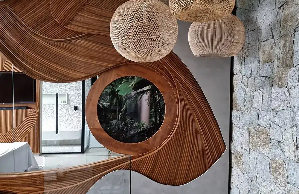 revestimentos de pedras e madeira em destaque 