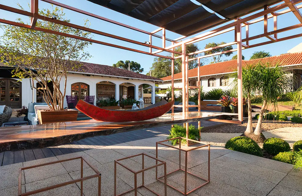 pergolado de metal na area gourmet com piscina