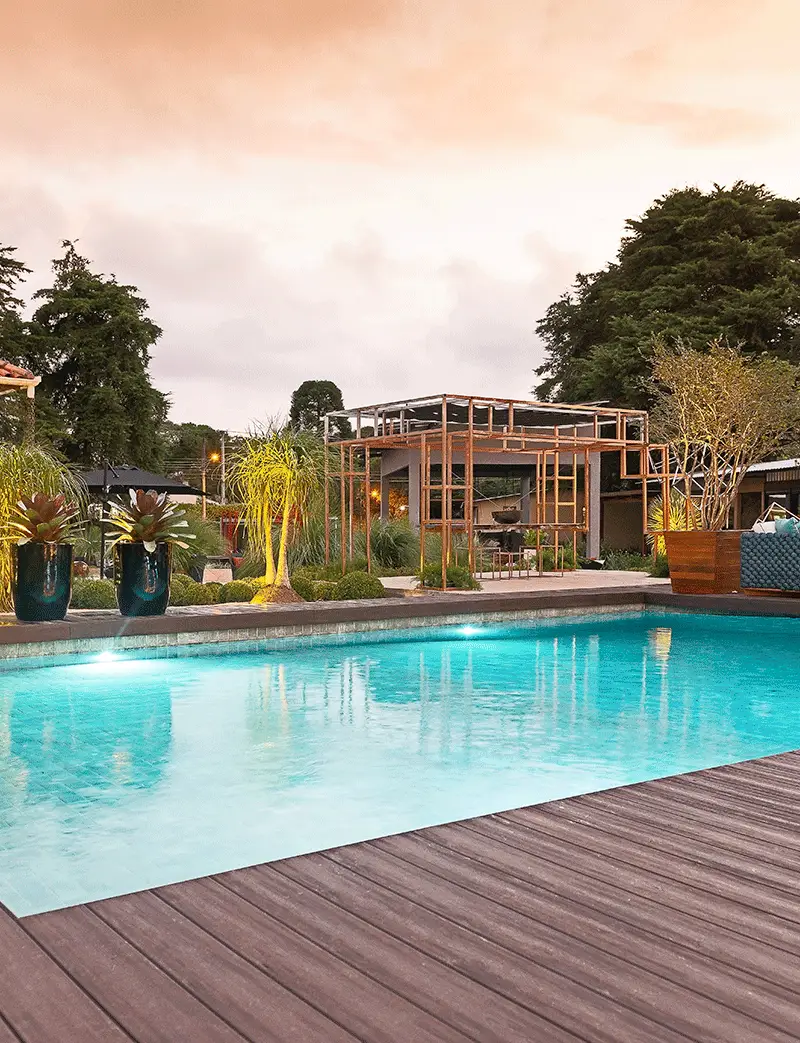 piscina com iluminação na area gourmet