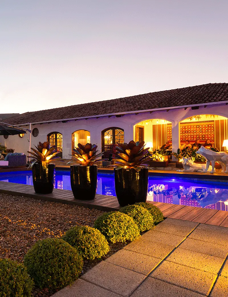 ambiente noturno com piscina