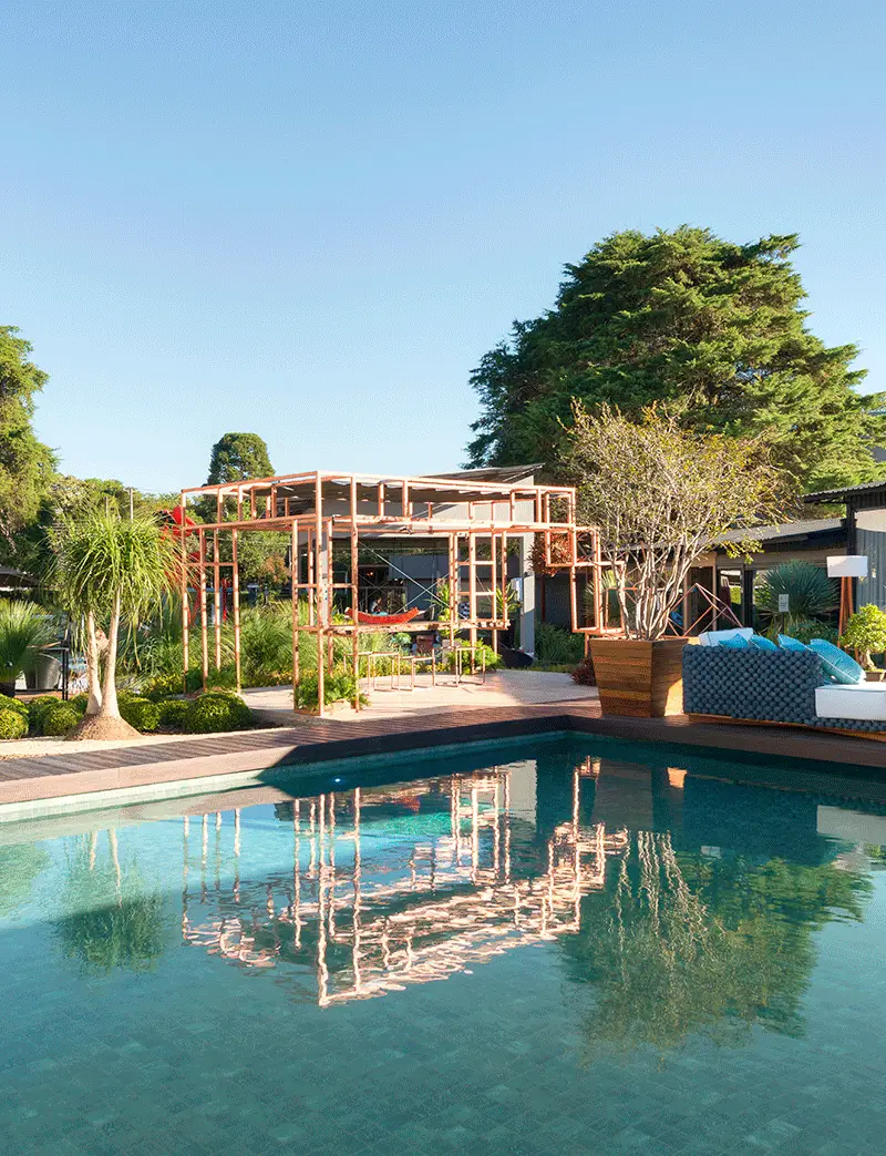 integração da piscina com cozinha e pergolado de ferro