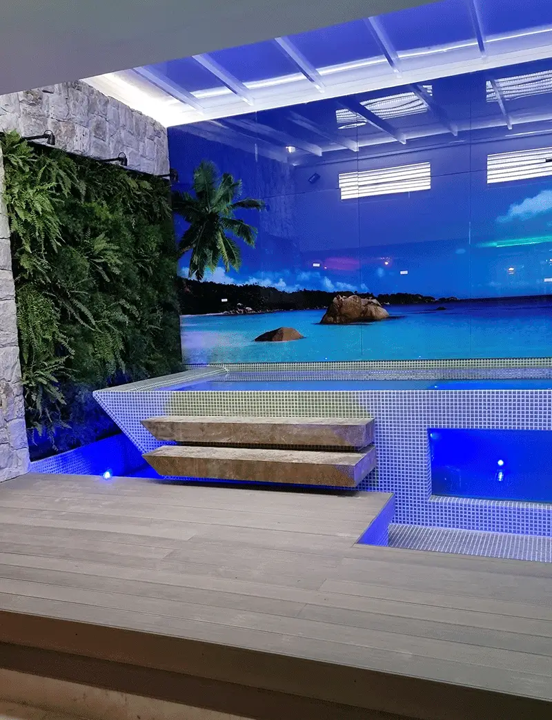 piscina com borda infinita e deck plástico