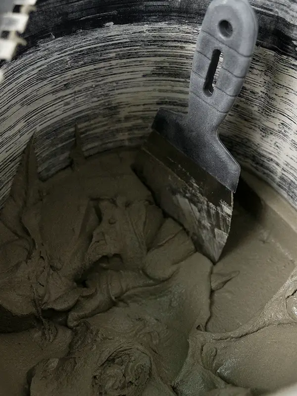 concreto dentro do balde misturando