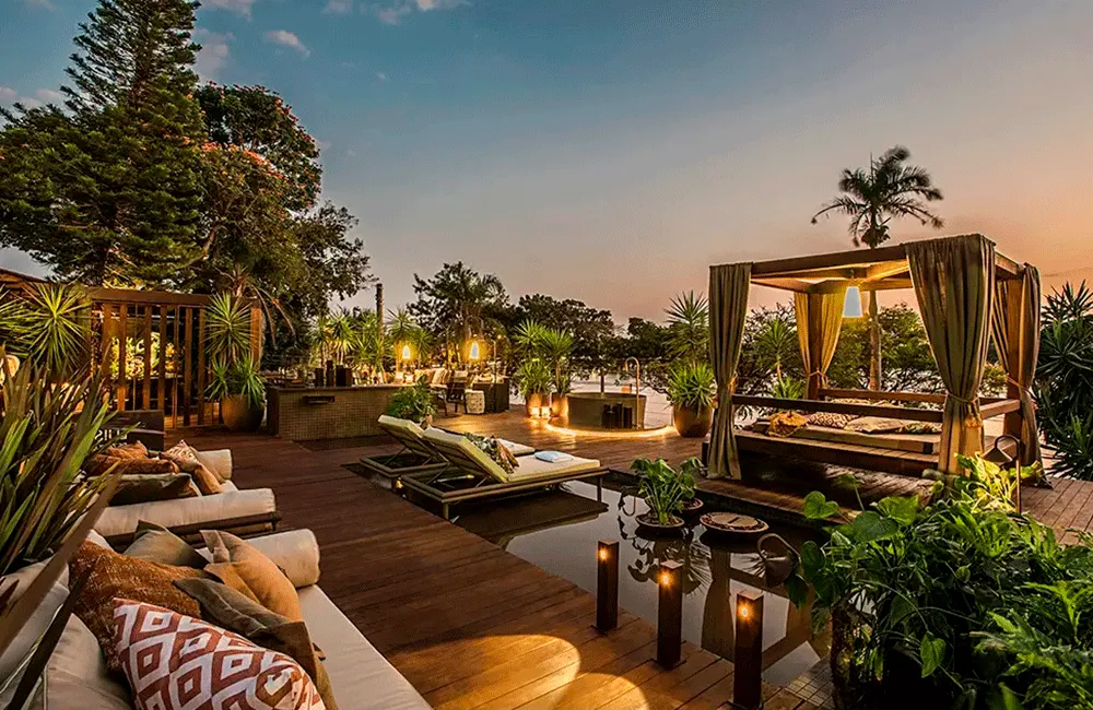 Gazebo de Madeira: Incrível Espaço no Jardim com Projetos para Inspirar 35 gazebo com toque decxorativo área externa com bastante madeira