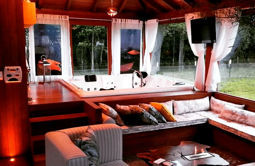 Gazebo de Madeira: Incrível Espaço no Jardim com Projetos para Inspirar 36 gazebo com hidro