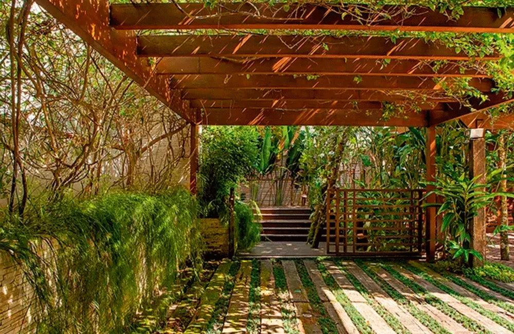 Gazebo de Madeira: Incrível Espaço no Jardim com Projetos para Inspirar 39 plantas no gazebo
