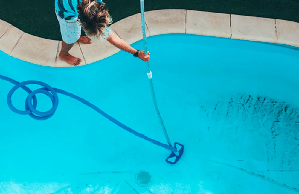escovação da piscina 