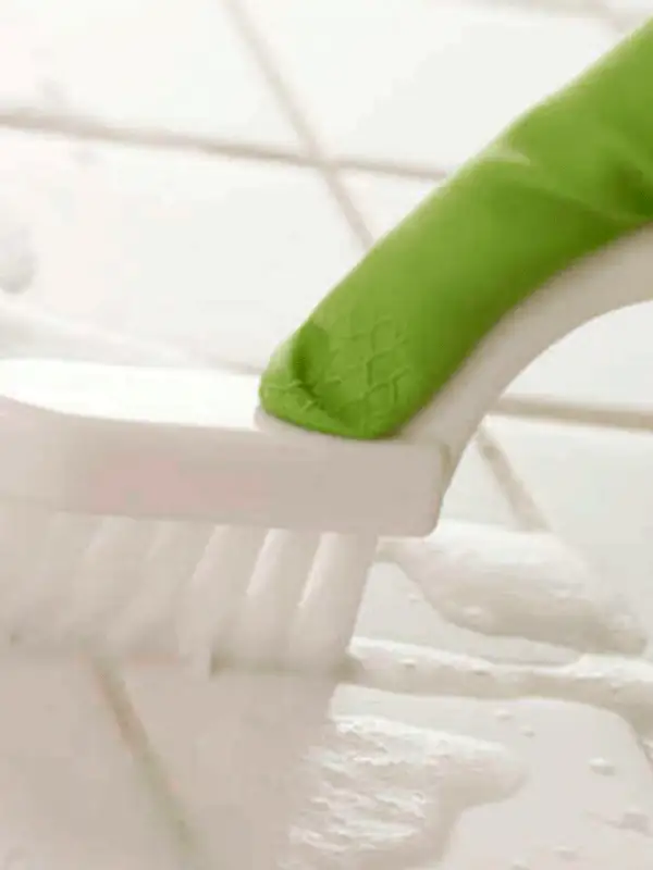 rejunte cozinha branca limpando com escova de dente