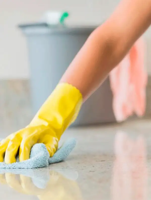 produtos para limpar rejunte com pano no chão