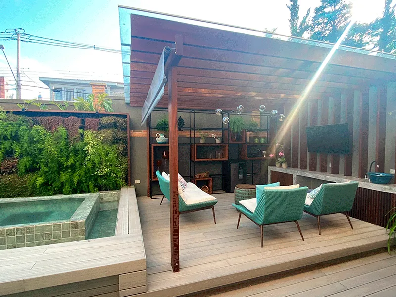área gourmet com pergolas de madeira e cobertura