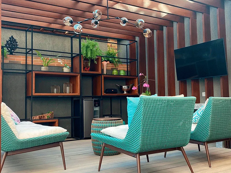móveis dentro do pergolado com cordas nautica, decoração com almofadas azul