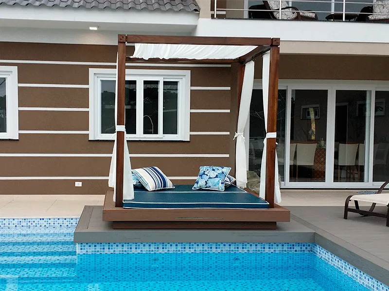 pergolado na frente da piscina