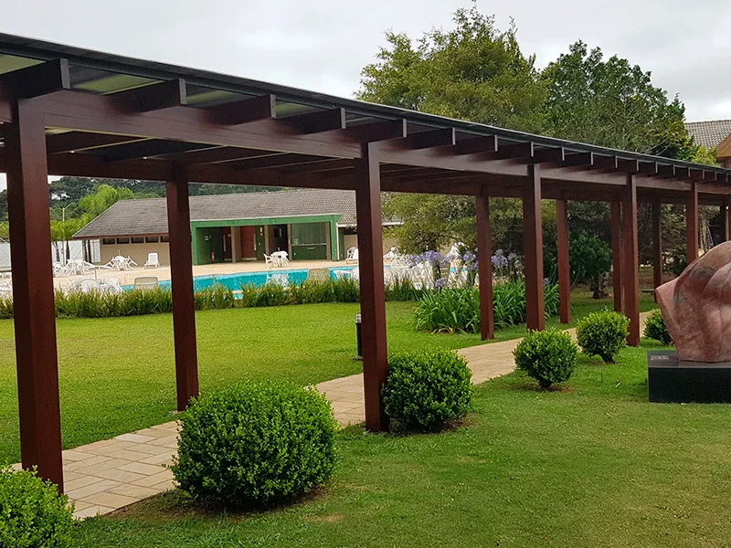 pergolaa no jardim com buxinhos